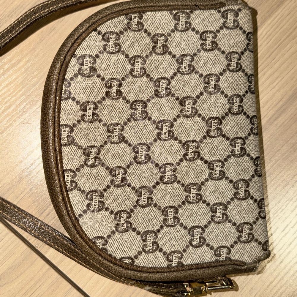 Gucci plus Beige Monogram Mini Clutch - Picture 4 of 9